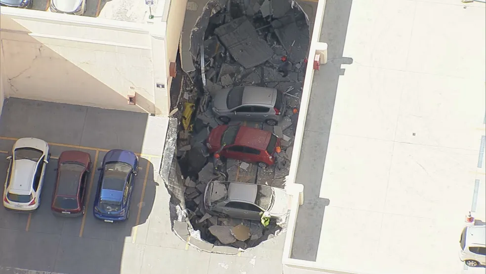 Carros são engolidos após cobertura de shopping desabar; Crea-SP apura se houve erro técnico