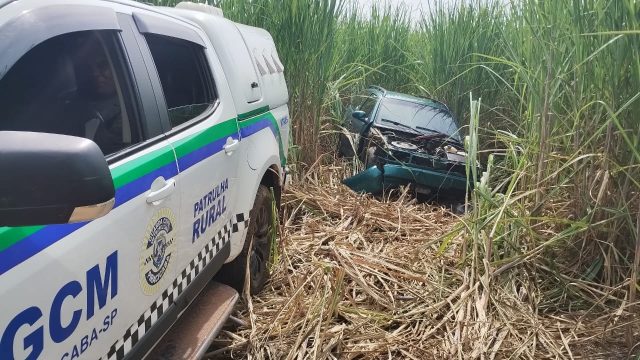 Carro roubado é localizado abandonado em canavial de Piracicaba (SP)
