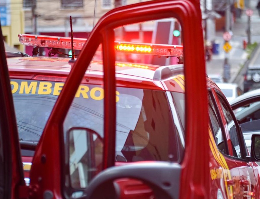 Mulher fica ferida após se jogar de veículo em movimento em Piracicaba