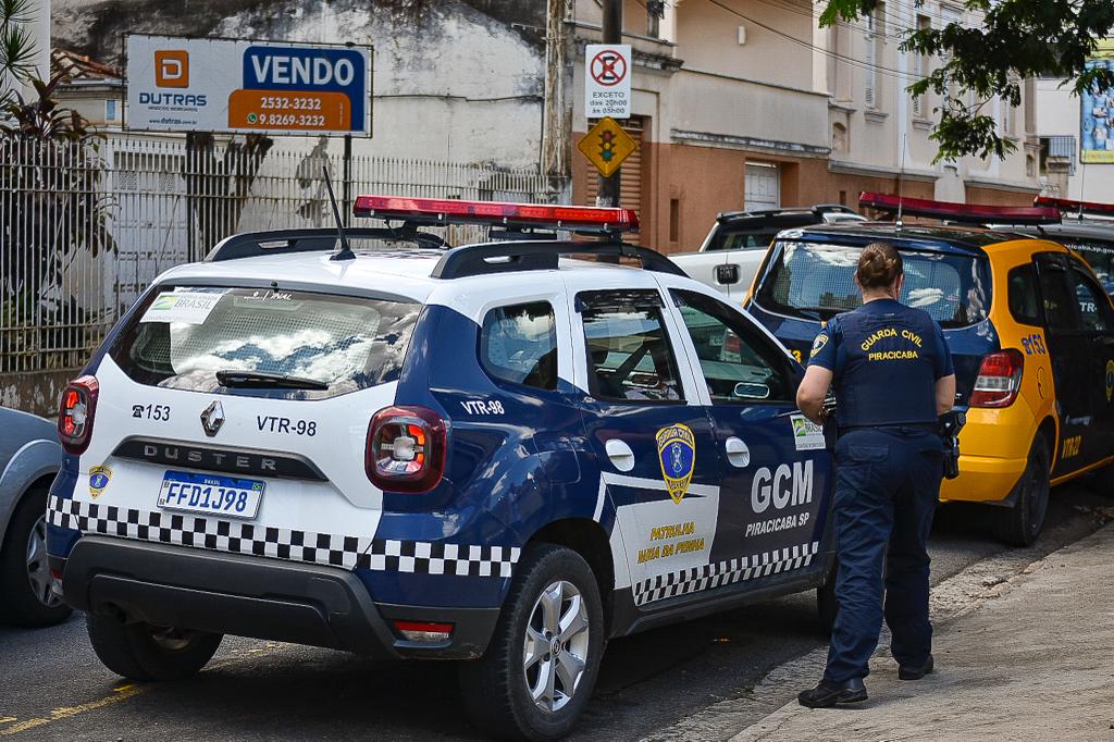Indivíduo com placa da moto adulterada escapa de abordagem e pula de veículo em movimento em Piracicaba