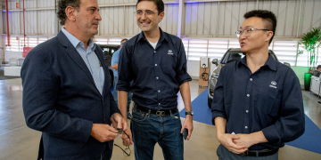 O prefeito e presidente metropolitano conversou com diretores da empresa durante o evento