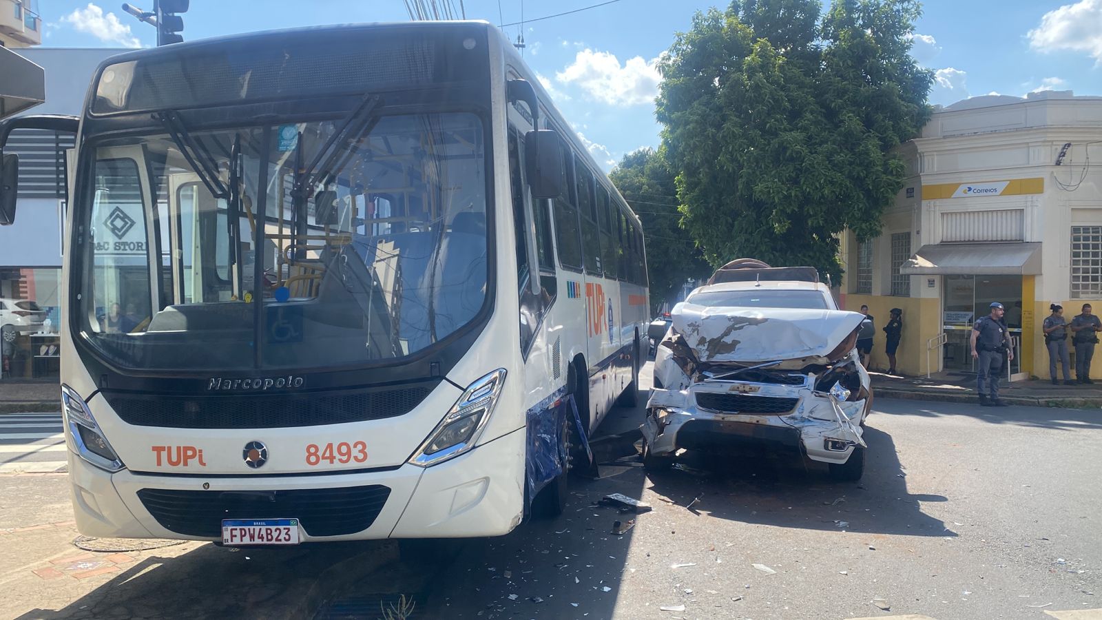 Motorista avança sinal vermelho e colide carro contra ônibus em Piracicaba (SP)