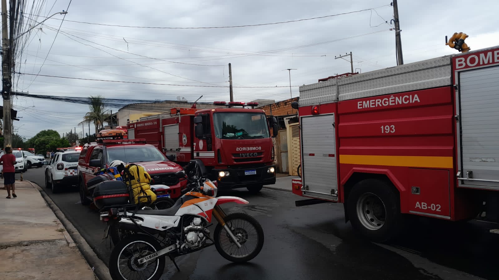 Irmãos de 2 e 18 anos morrem após residência em que moravam pegar fogo