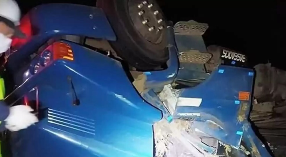Homem morre prensado na cabine após caminhão tombar em rodovia