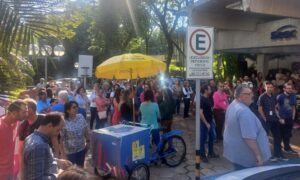 Piracicaba registra protesto contra diminuição de verba do Sesc e do Senac