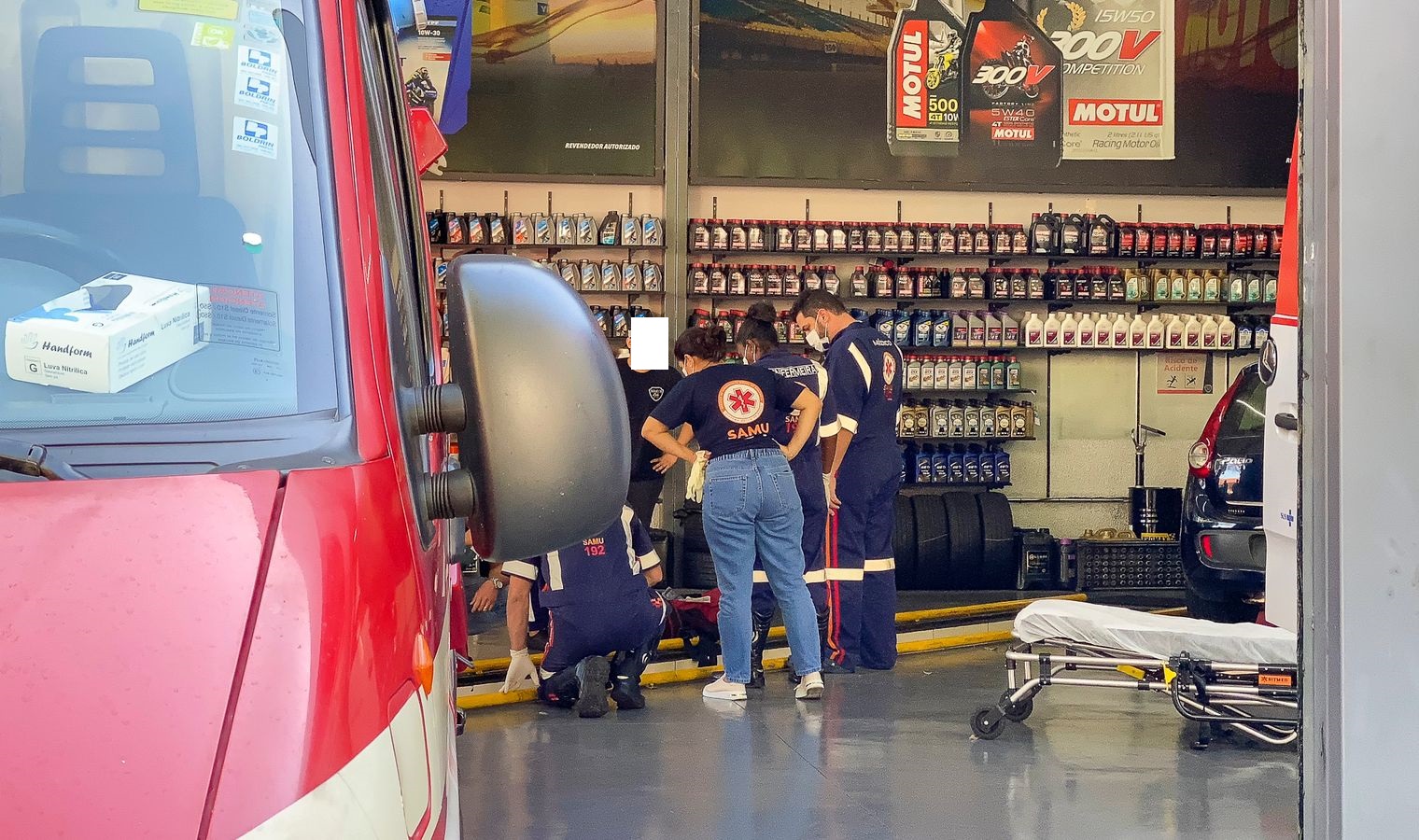 Em Piracicaba, mulher fica ferida após se distrair com o celular e cair em rampa de troca de óleo