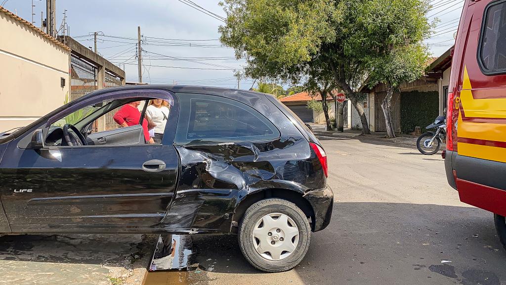 Acidente entre carro e moto deixa motociclista ferido em Piracicaba (SP)