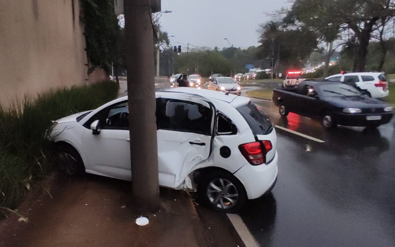 Tempo chuvoso gera dois acidentes em Piracicaba (SP)