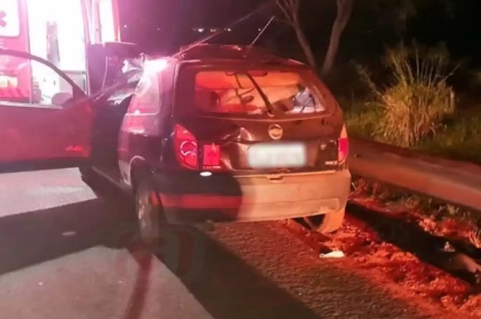 Adolescente morre após carro colidir contra vaca