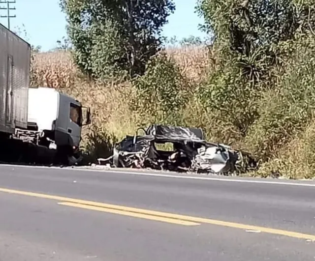 Ultrapassagem em pista simples termina com três mortos após carro e caminhão baterem de frente