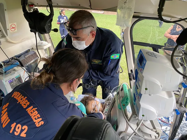 Bebê é socorrida em estado grave após ser atingida por queda de tanque