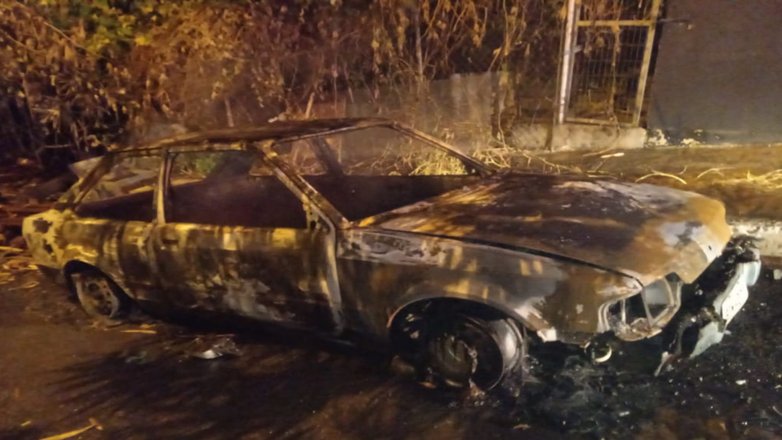 Corpo de homem é encontrado carbonizado dentro de veículo