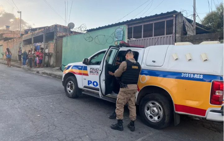 Adolescente morre ao brincar com arma em encontro a três; amiga é suspeita