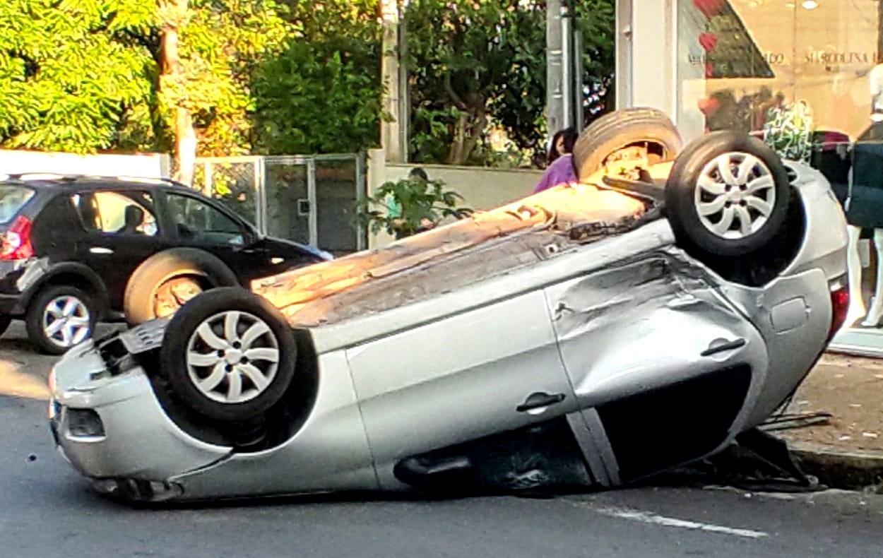 Criança fica ferida após carro capotar em Piracicaba (SP)