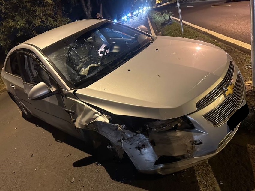 Motorista perde controle e colide carro contra poste em Piracicaba (SP)