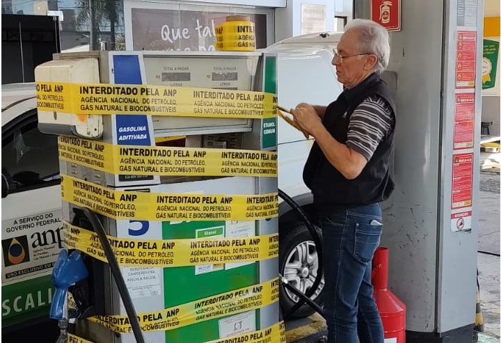 Em Piracicaba, posto é lacrado e funcionários são presos após fiscalização comprovar adulteração nos combustíveis
