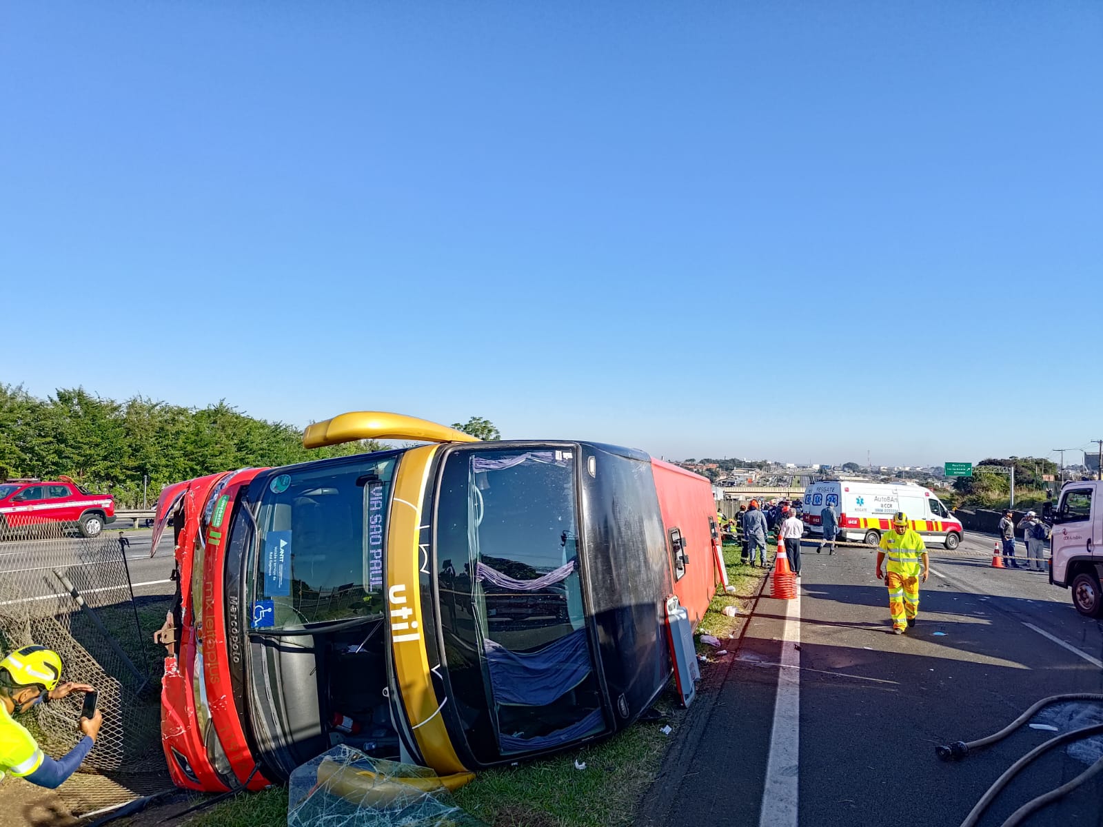 Antes de tombar, ônibus com 54 passageiros colidiu contra traseira de veículo
