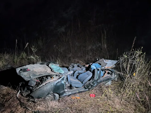 Sogra e genro morrem após carro despencar de 50 metros