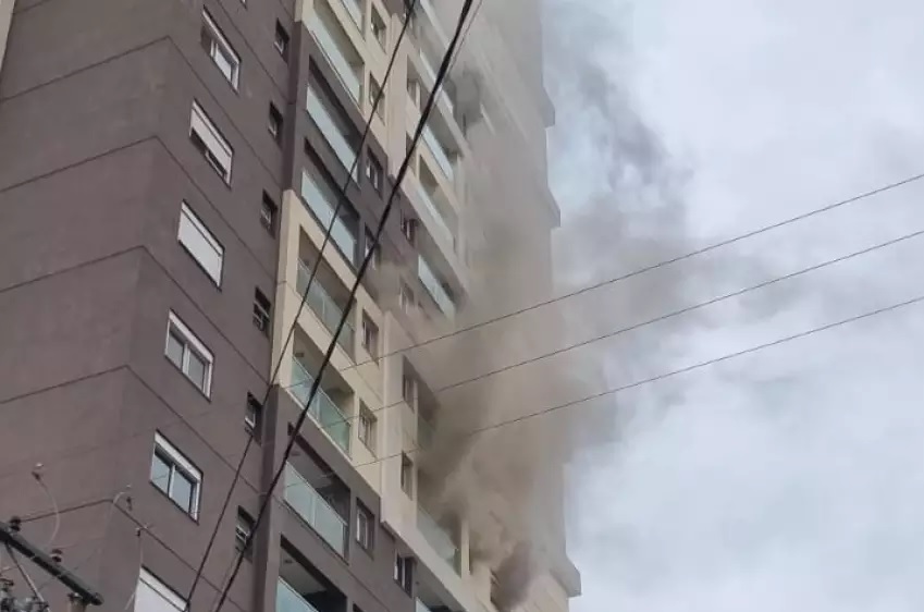 Incêndio atinge apartamento na tarde de hoje (13) no Centro de Piracicaba