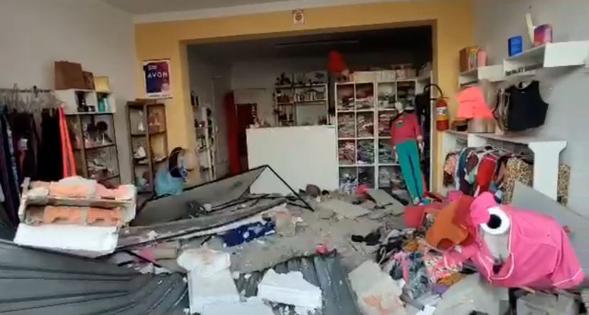 VÍDEO | Ônibus do transporte público perde o freio e invade loja em Piracicaba (SP)