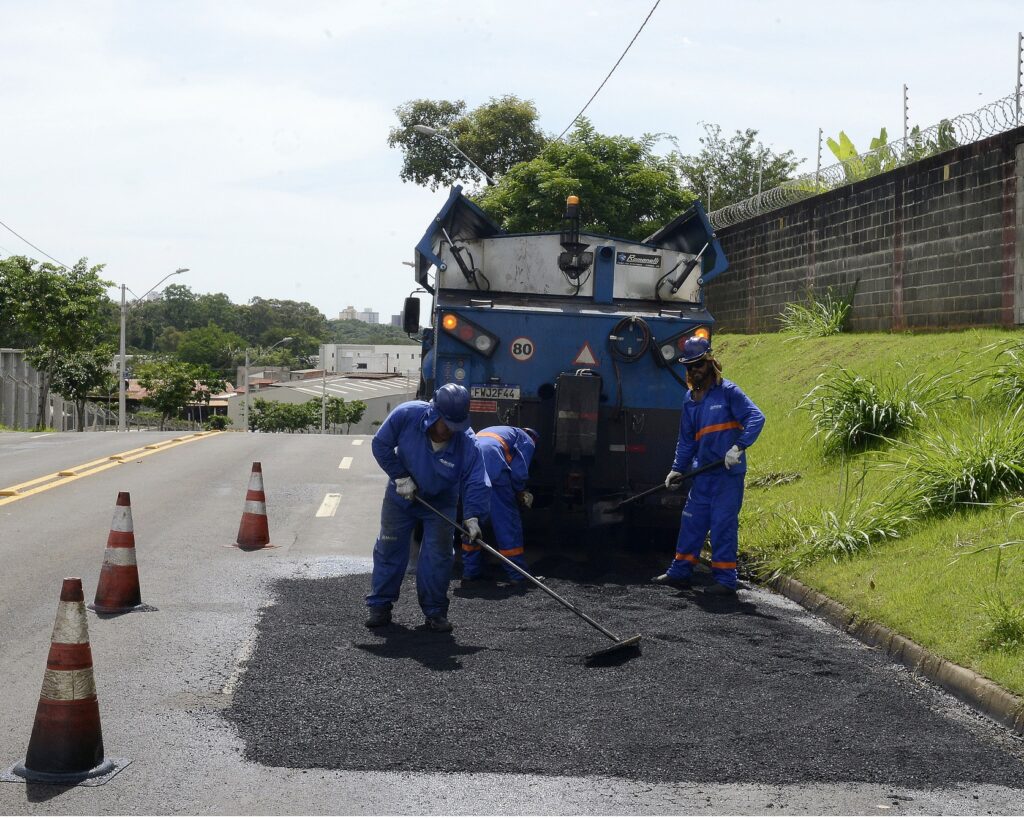 Mais de 30 vias receberam serviços de tapa-buraco na última semana em Piracicaba (SP)