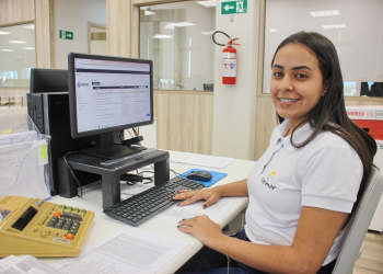 Evelyn Samille Guerreiro Evaristo pratica aprendizagem na sede administrativa
da Unimed Piracicaba (Foto: Ozonio Imprensa)