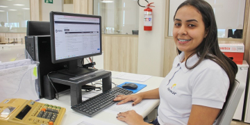 Evelyn Samille Guerreiro Evaristo pratica aprendizagem na sede administrativa
da Unimed Piracicaba (Foto: Ozonio Imprensa)