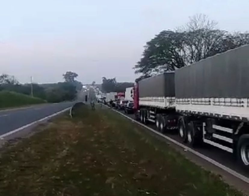 Homem morre após carro ser prensado por carretas em rodovia que liga Piracicaba a Rio Claro