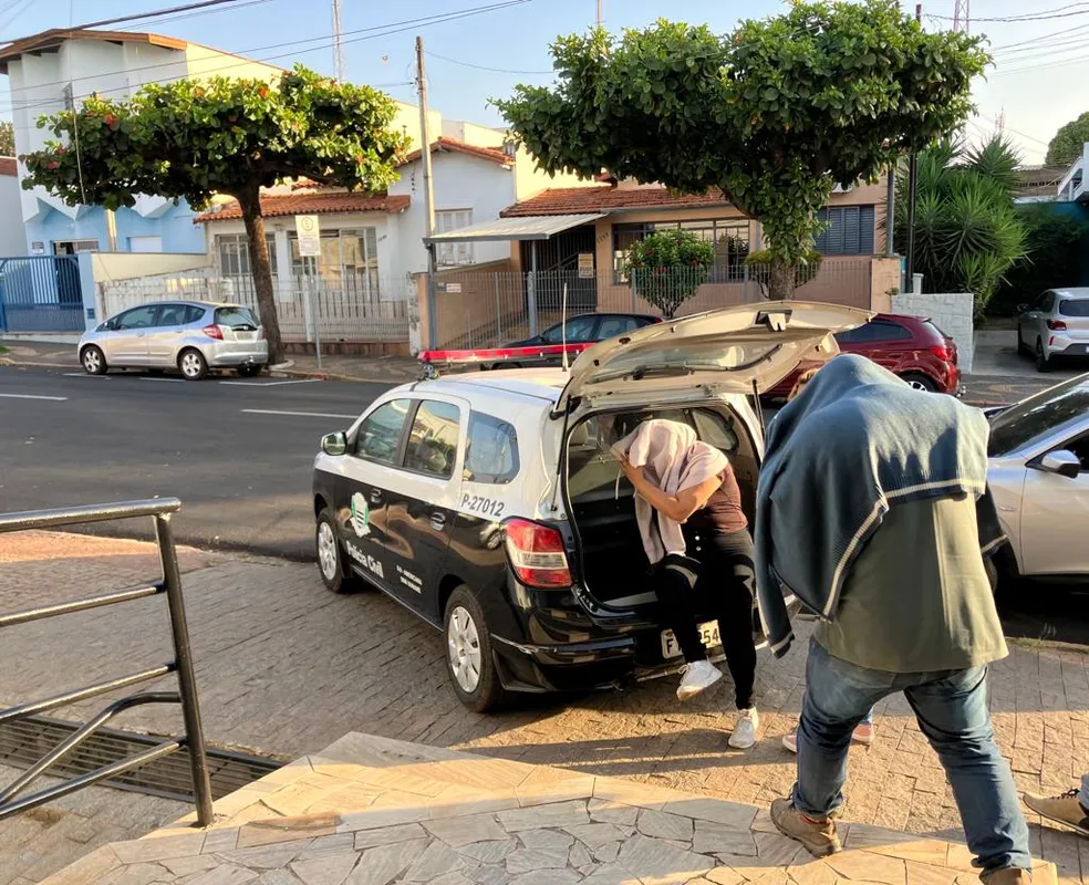 Criança sofre queimaduras graves após brincadeira com álcool e fogo; pais são presos