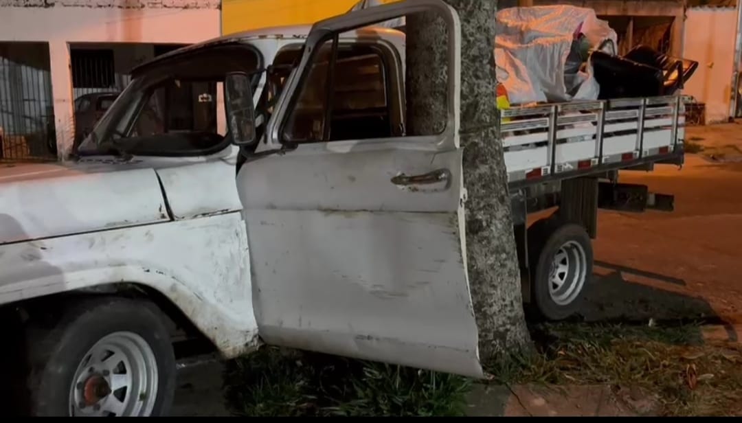 Homem morre em Piracicaba (SP) após bater caminhonete em árvore