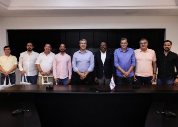 Na foto estão Marcelo Cançado entre o diretor o CEO na Cibras Intermediação Comercial e Representações, Herve Jean Alain Jegon (esqueda), e o presidente da Câmara de Comércio Brasil Camarões, Thomas Tcheuffa (direita).