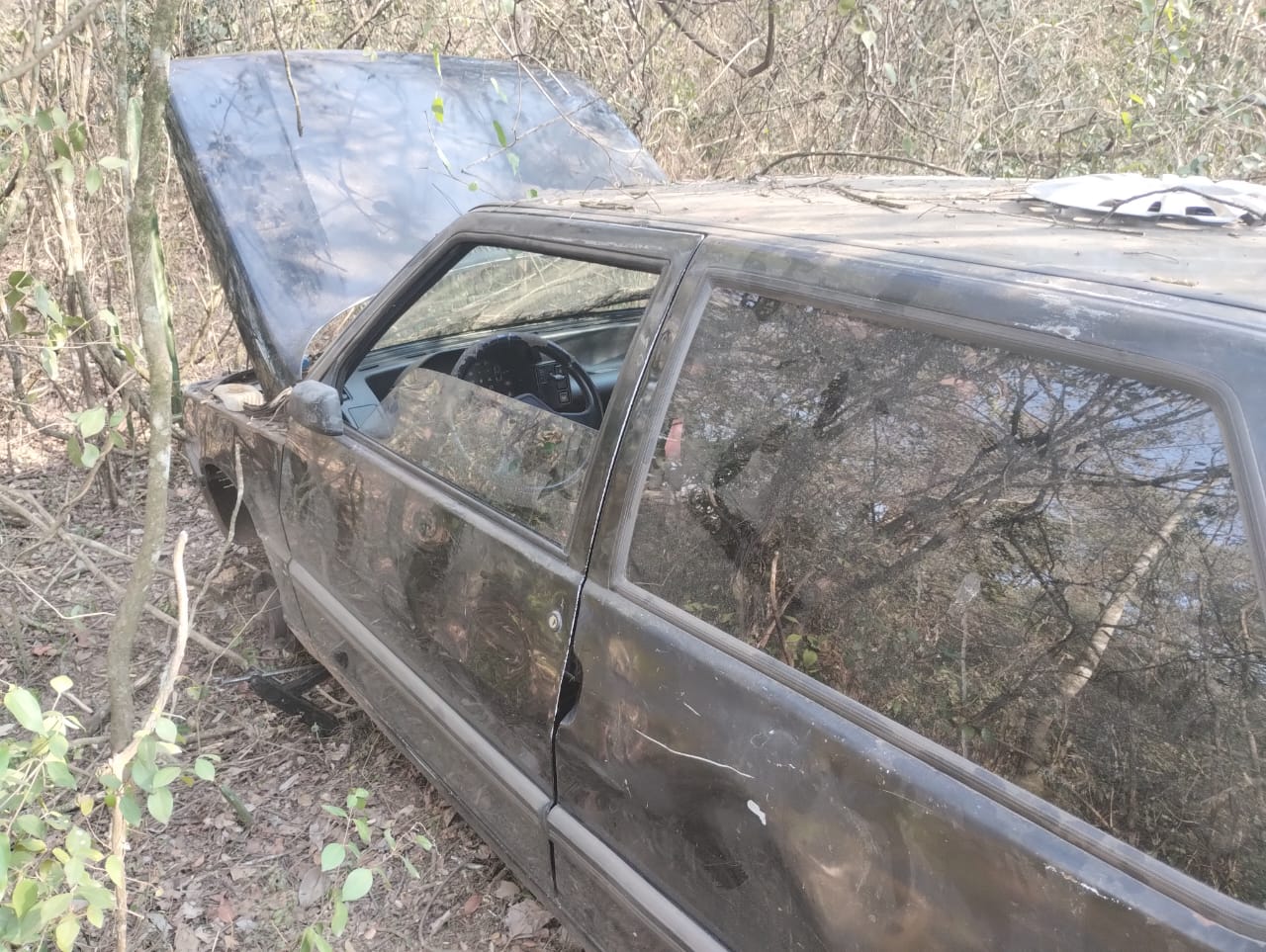 Carro furtado é localizado abandonado em mata na área rural de Piracicaba (SP)