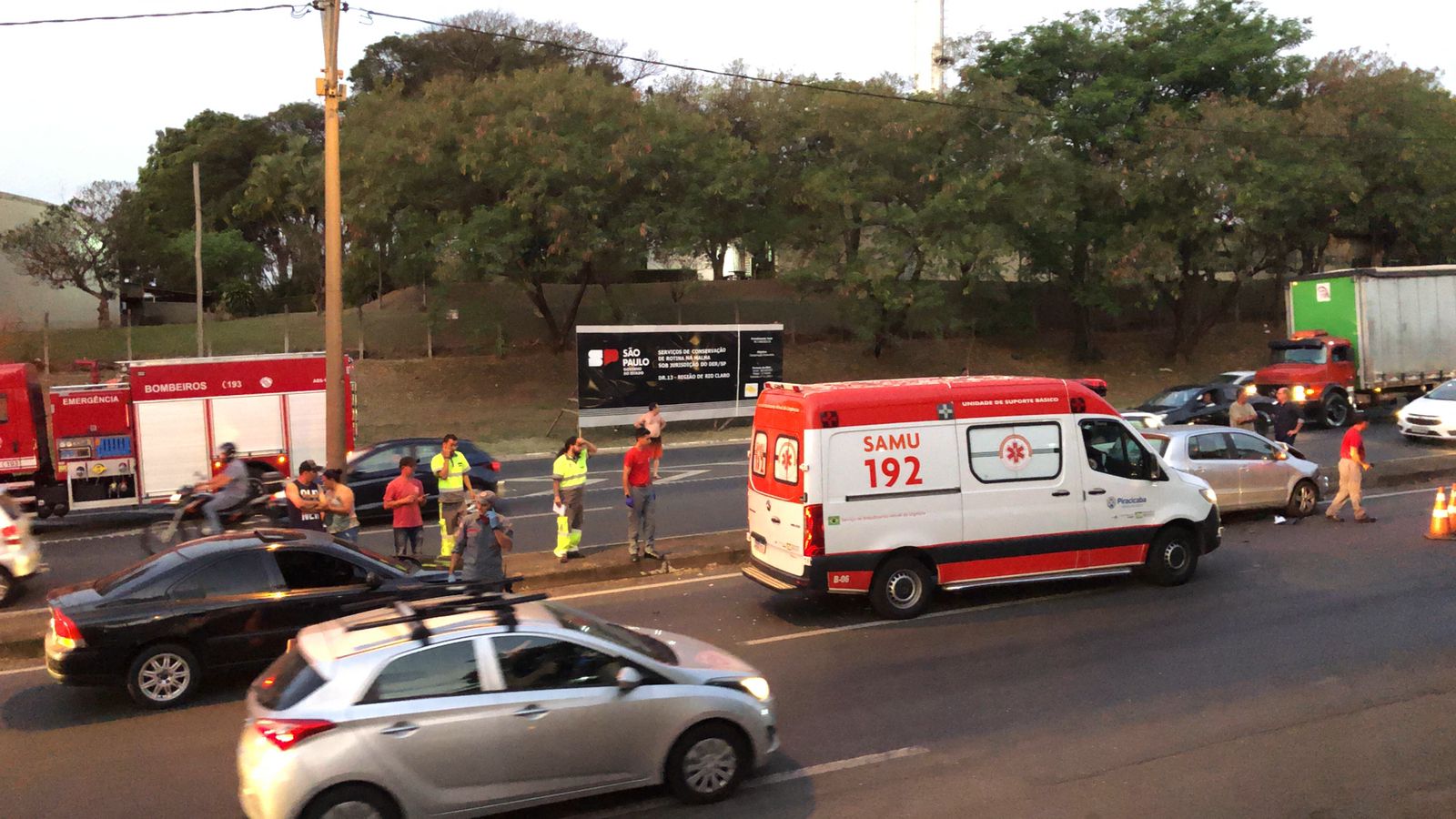 Em Piracicaba, engavetamento na Rodovia Geraldo de Barros deixa mulher ferida