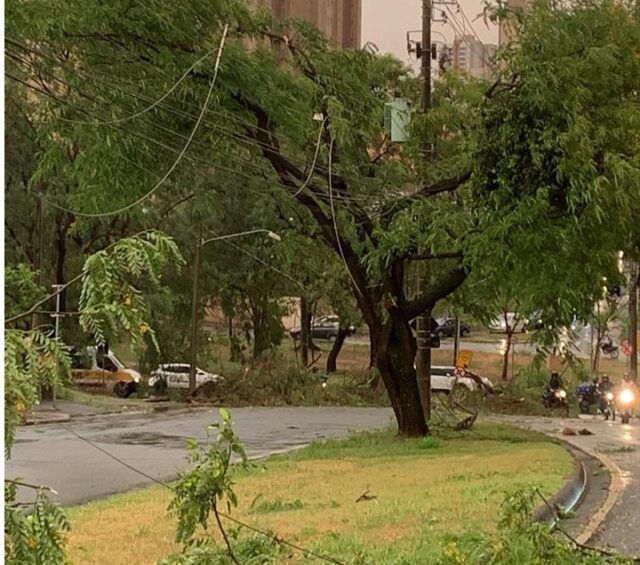 CPFL trabalha para restabelecer fornecimento de energia nos bairros afetados pelas fortes chuvas de ontem (27), em Piracicaba