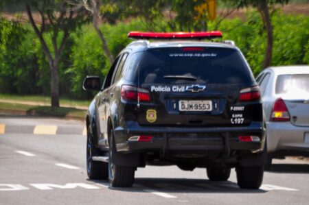 Homem é encontrado morto na calçada