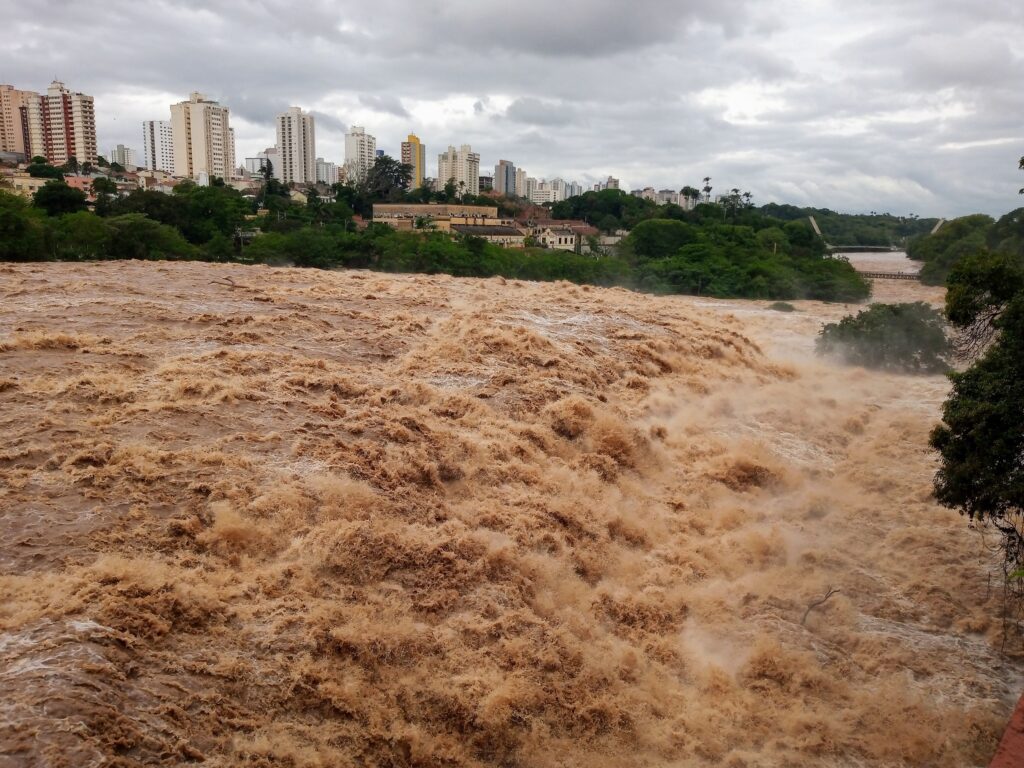 Rio Piracicaba atinge 4,4 metros e entra em estado de emergência devido ao risco de extravasamento