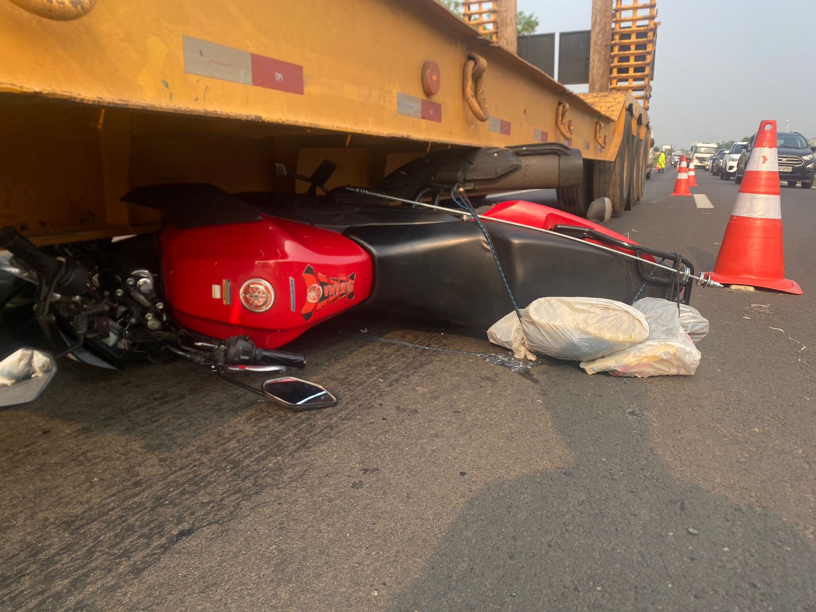 Acidente envolvendo moto e caminhão deixa motociclista ferido na Rodovia Geraldo de Barros em Piracicaba