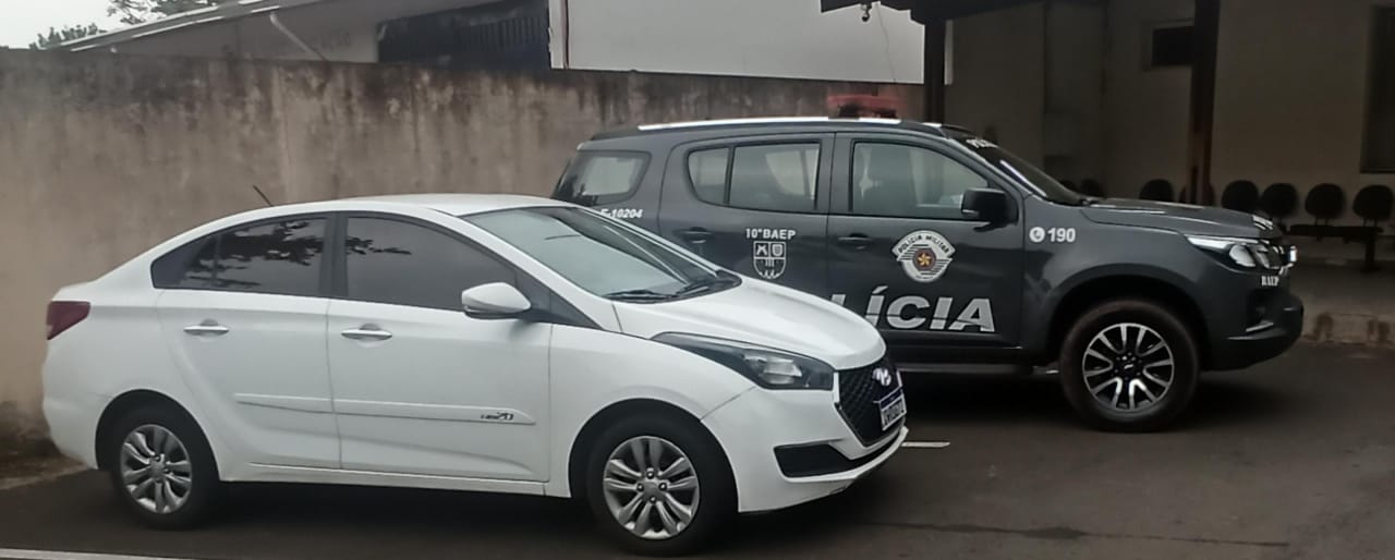 Mulher é presa dirigindo carro furtado e com placa adulterada