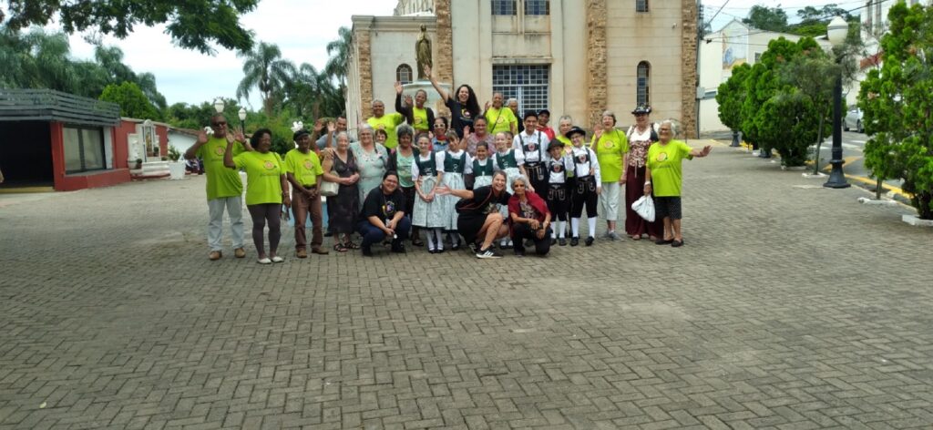 Prefeitura leva idosos para a Rota Tirolesa em Piracicaba