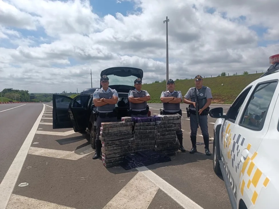 Carro é parado após fugir sem pagar pedágio e polícia encontra 350 quilos de maconha