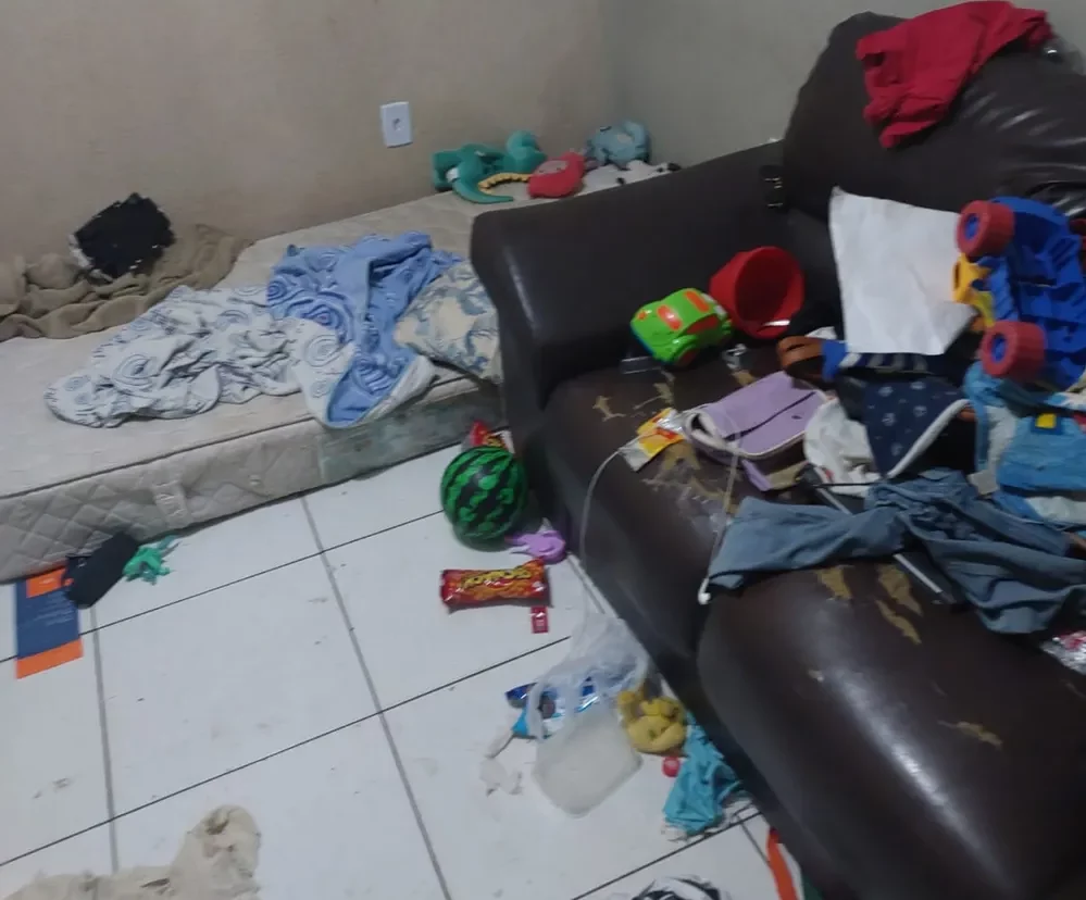 Mãe é suspeita de abandonar criança de quatro anos com fome para ir em festa Mãe é suspeita de abandonar criança de quatro anos com fome para ir em festa