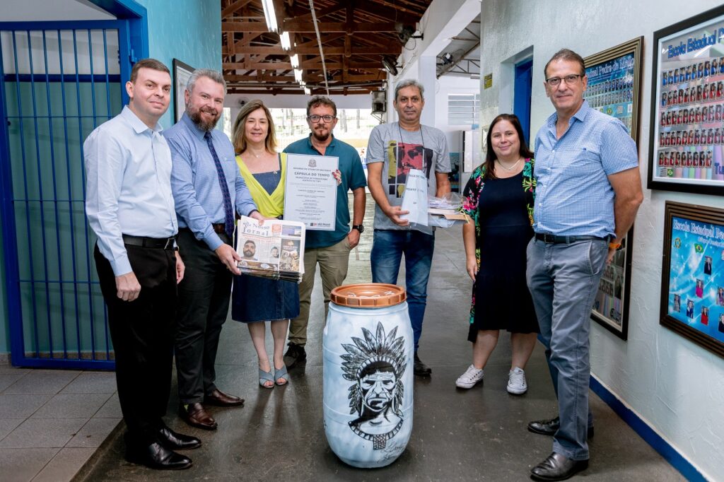 Estudantes da Escola Estadual Pedro de Mello fecham cápsula do tempo, que será aberta em 2063, em Piracicaba (SP)
