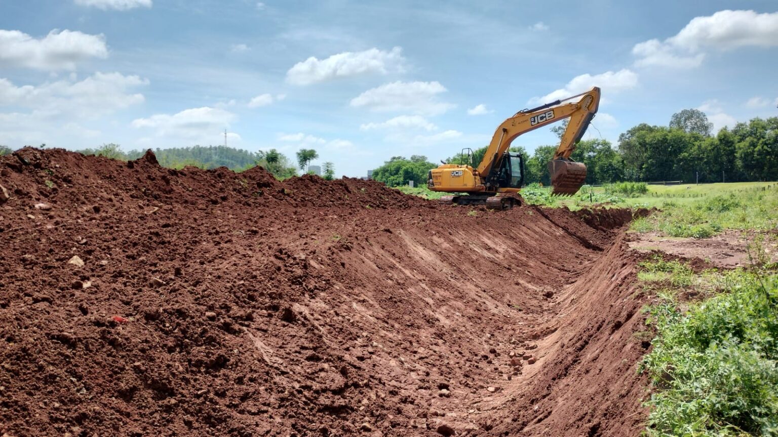 Prefeitura de Piracicaba executa abertura de vala no Santa Rosa para auxílio na prevenção de alagamentos