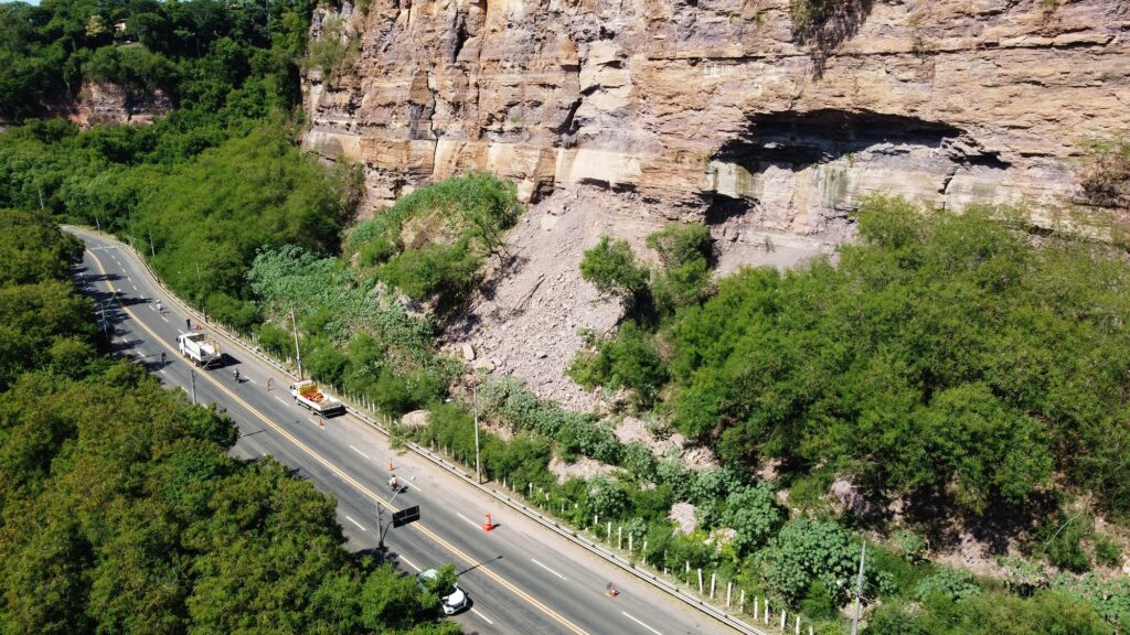 Após pedra de grande porte deslizar, Prefeitura executa serviço emergencial na pedreira do Bongue, em Piracicaba (SP)