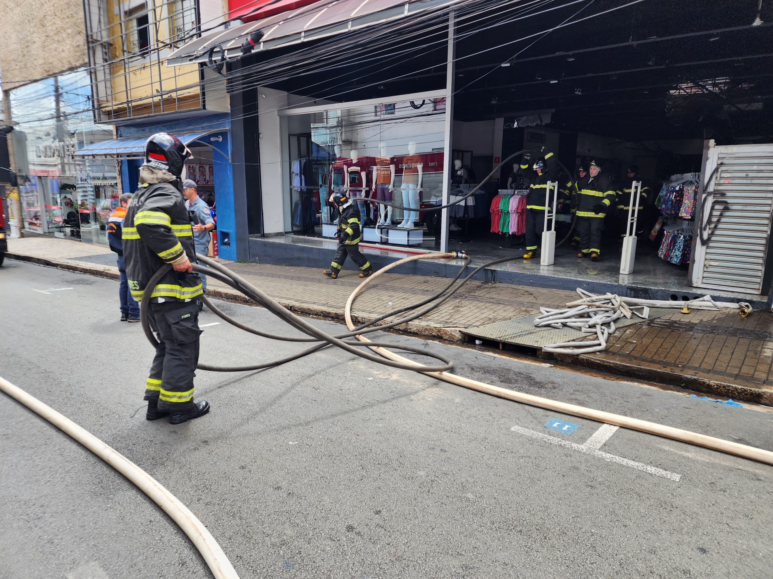 Incêndio de grandes proporções atinge loja e ruas no entorno são interditadas