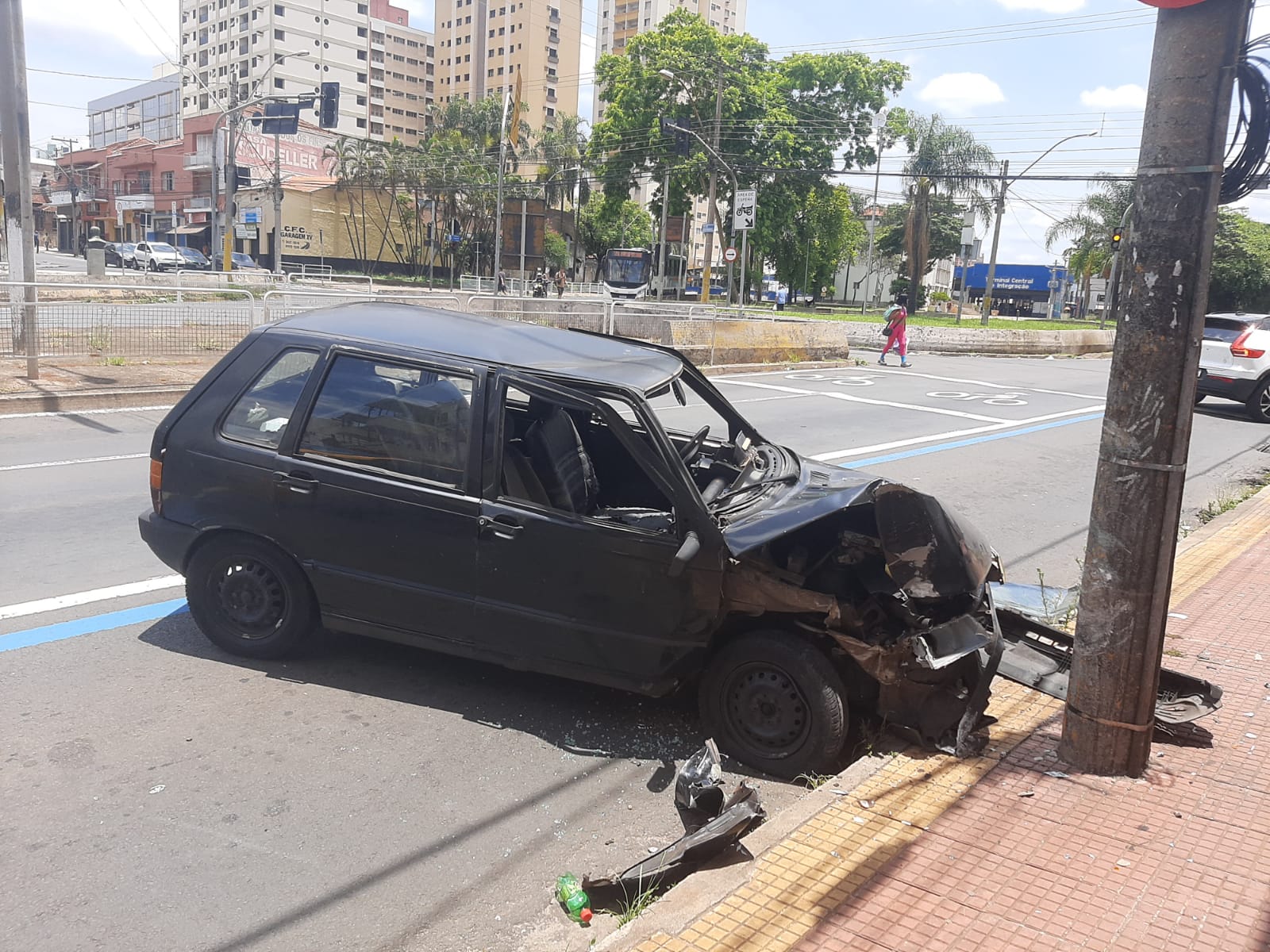 Carro fica destruído após motorista dormir ao volante e colidir contra poste em Piracicaba (SP)