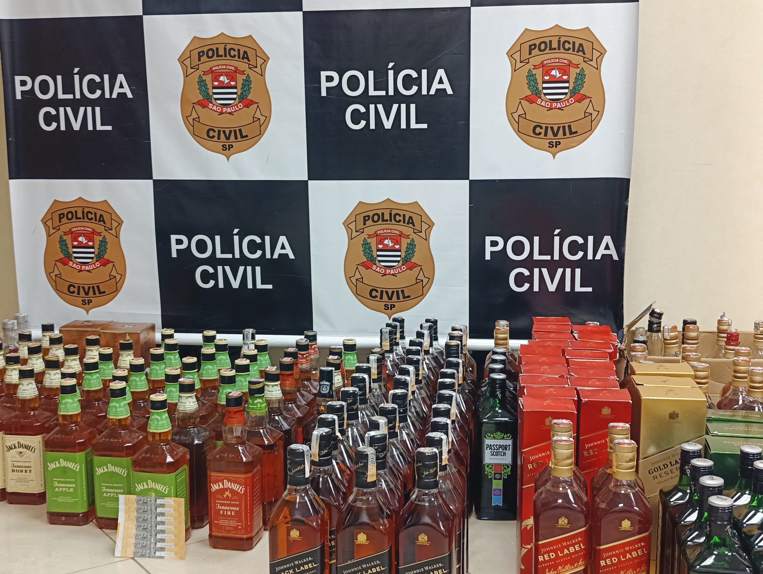 Polícia Civil de Piracicaba localiza depósito com mais de 200 garrafas de bebidas falsificadas e prende criminoso