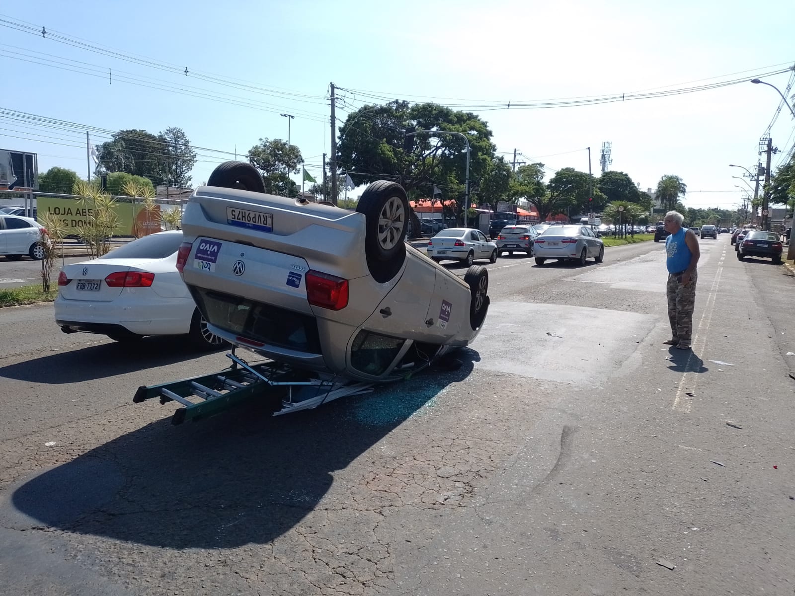 Capotamento em movimentada avenida de Piracicaba deixa motorista ferido e trânsito intenso