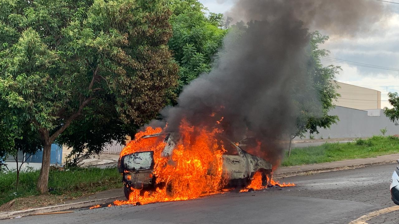Carro fica totalmente destruído após pegar fogo em avenida de Piracicaba (SP)