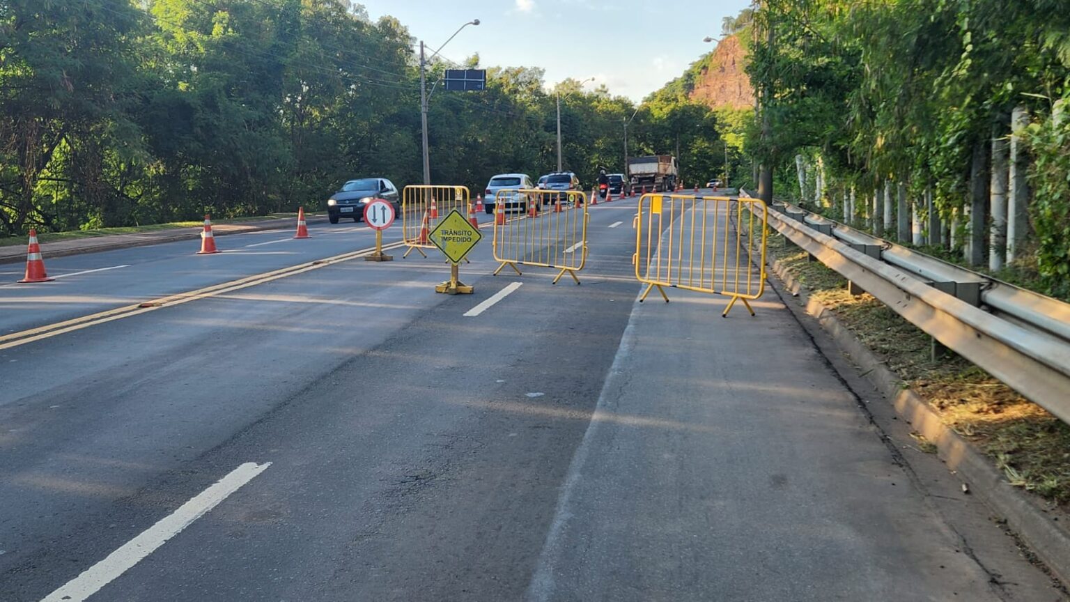 Pedra de grande porte desliza da pedreira do Bongue e avenida tem faixa interditada em Piracicaba (SP)